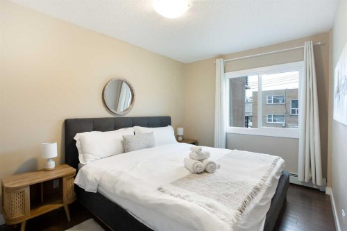 2B-515 17 Avenue Sw, Calgary, AB - Indoor Photo Showing Bedroom