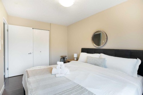 2B-515 17 Avenue Sw, Calgary, AB - Indoor Photo Showing Bedroom