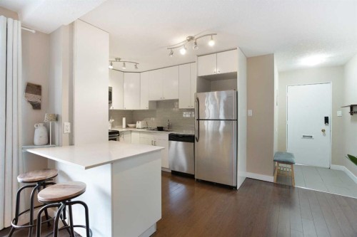 2B-515 17 Avenue Sw, Calgary, AB - Indoor Photo Showing Kitchen