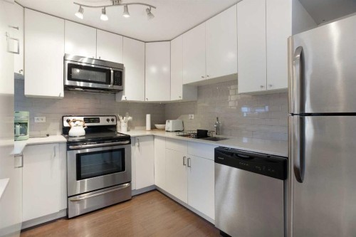 2B-515 17 Avenue Sw, Calgary, AB - Indoor Photo Showing Kitchen With Upgraded Kitchen