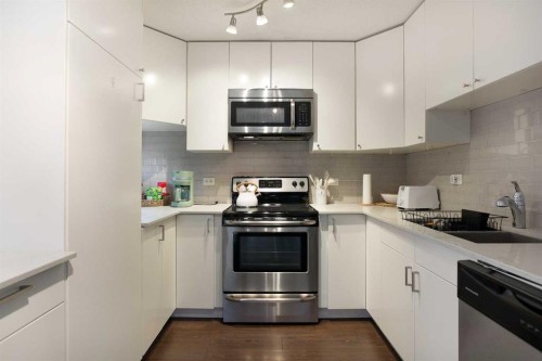 2B-515 17 Avenue Sw, Calgary, AB - Indoor Photo Showing Kitchen With Double Sink With Upgraded Kitchen