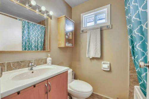 510 Whitehill Place Ne, Calgary, AB - Indoor Photo Showing Bathroom