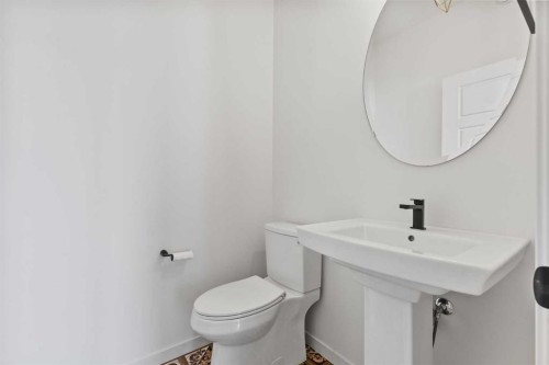 229 Calhoun Crescent Ne, Calgary, AB - Indoor Photo Showing Bathroom