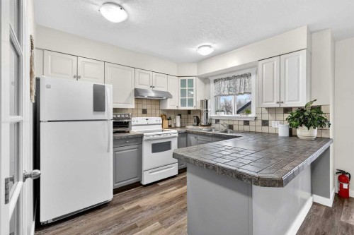 42F Green Meadow Crescent, Strathmore, AB - Indoor Photo Showing Kitchen