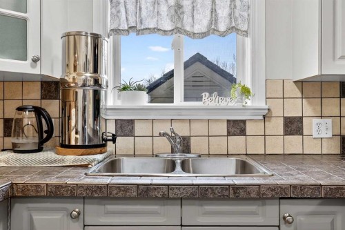 42F Green Meadow Crescent, Strathmore, AB - Indoor Photo Showing Kitchen With Double Sink