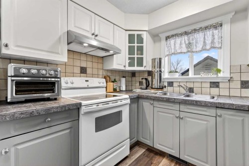 42F Green Meadow Crescent, Strathmore, AB - Indoor Photo Showing Kitchen With Double Sink