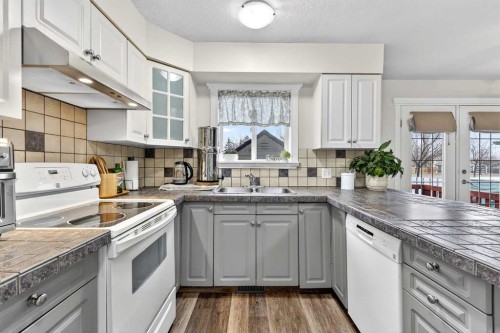 42F Green Meadow Crescent, Strathmore, AB - Indoor Photo Showing Kitchen With Double Sink