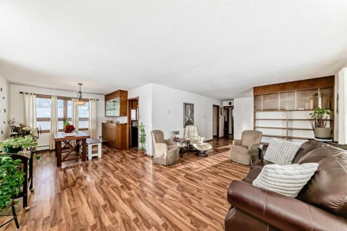 207 6A Avenue, Three Hills, AB - Indoor Photo Showing Living Room