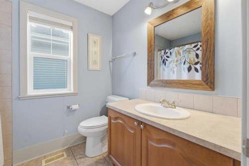 129 Cougartown Circle Sw, Calgary, AB - Indoor Photo Showing Bathroom