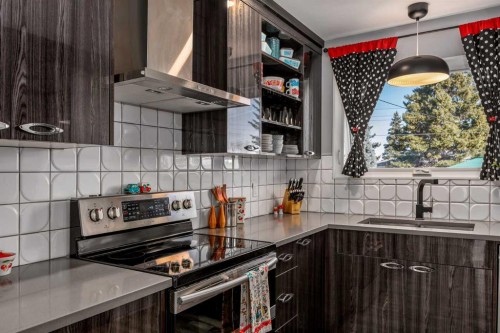 224 Cedarbrae Crescent Sw, Calgary, AB - Indoor Photo Showing Kitchen