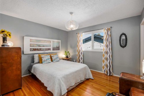 224 Cedarbrae Crescent Sw, Calgary, AB - Indoor Photo Showing Bedroom