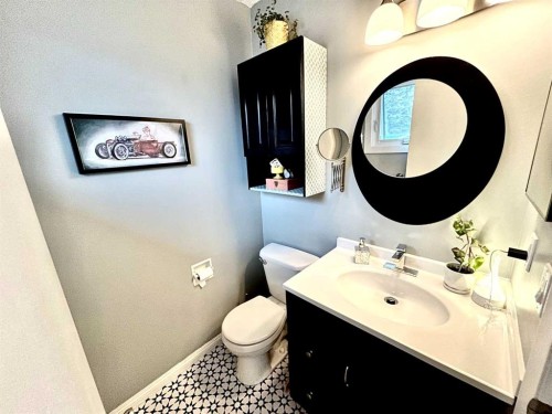 224 Cedarbrae Crescent Sw, Calgary, AB - Indoor Photo Showing Bathroom