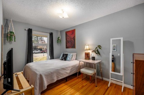 224 Cedarbrae Crescent Sw, Calgary, AB - Indoor Photo Showing Bedroom