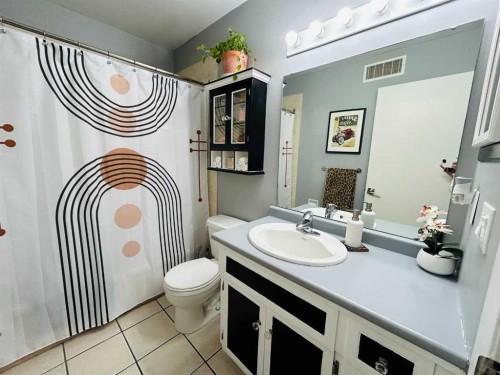 224 Cedarbrae Crescent Sw, Calgary, AB - Indoor Photo Showing Bathroom