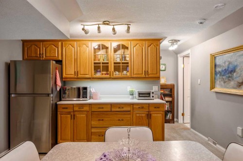 224 Cedarbrae Crescent Sw, Calgary, AB - Indoor Photo Showing Kitchen