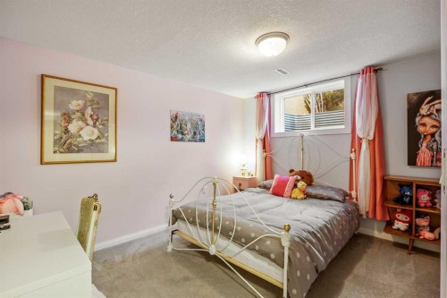 224 Cedarbrae Crescent Sw, Calgary, AB - Indoor Photo Showing Bedroom