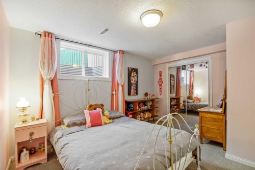 224 Cedarbrae Crescent Sw, Calgary, AB - Indoor Photo Showing Bedroom