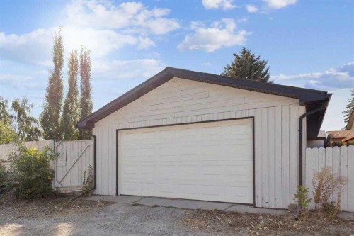 224 Cedarbrae Crescent Sw, Calgary, AB - Outdoor With Exterior