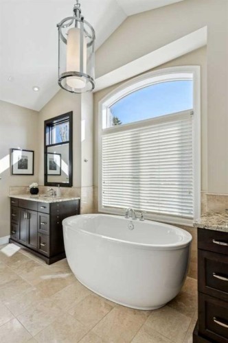 2035 29 Avenue Sw, Calgary, AB - Indoor Photo Showing Bathroom