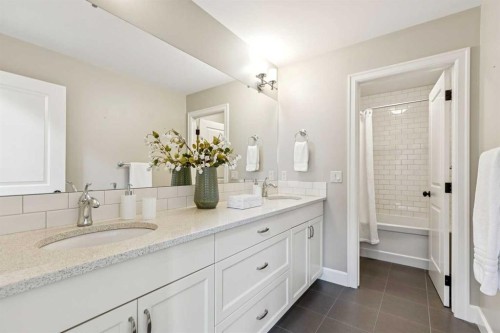 2035 29 Avenue Sw, Calgary, AB - Indoor Photo Showing Bathroom