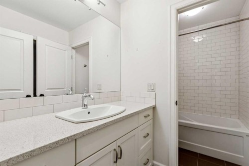2035 29 Avenue Sw, Calgary, AB - Indoor Photo Showing Bathroom