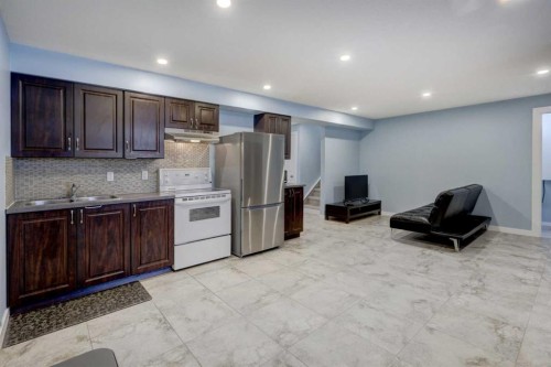 42 Evansbrooke Way Nw, Calgary, AB - Indoor Photo Showing Kitchen