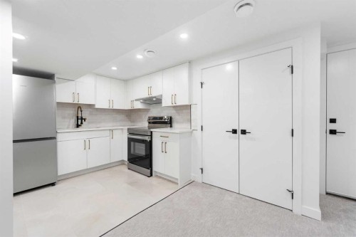 10327 Wapiti Drive Se, Calgary, AB - Indoor Photo Showing Kitchen