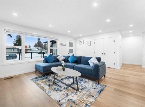 10327 Wapiti Drive Se, Calgary, AB - Indoor Photo Showing Living Room
