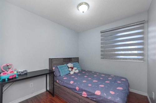 1209 52A Street Se, Calgary, AB - Indoor Photo Showing Bedroom