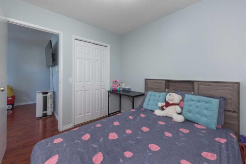 1209 52A Street Se, Calgary, AB - Indoor Photo Showing Bedroom