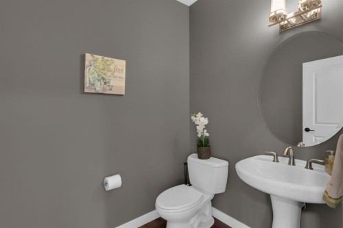 68 Westland Crescent Sw, Calgary, AB - Indoor Photo Showing Bathroom