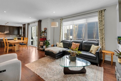68 Westland Crescent Sw, Calgary, AB - Indoor Photo Showing Living Room
