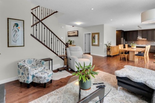 68 Westland Crescent Sw, Calgary, AB - Indoor Photo Showing Living Room