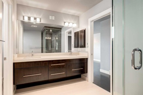 1711 27 Street Sw, Calgary, AB - Indoor Photo Showing Bathroom