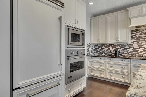 9318 14 Avenue Sw, Calgary, AB - Indoor Photo Showing Kitchen