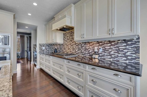 9318 14 Avenue Sw, Calgary, AB - Indoor Photo Showing Kitchen With Upgraded Kitchen