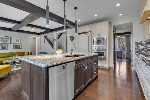 9318 14 Avenue Sw, Calgary, AB - Indoor Photo Showing Kitchen With Upgraded Kitchen