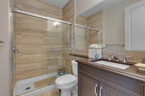 9318 14 Avenue Sw, Calgary, AB - Indoor Photo Showing Bathroom