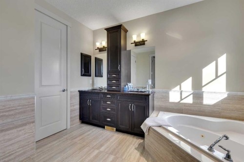 9318 14 Avenue Sw, Calgary, AB - Indoor Photo Showing Bathroom