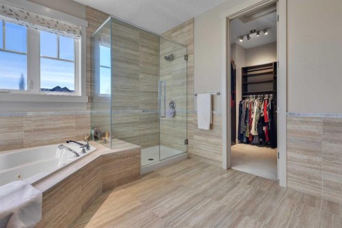 9318 14 Avenue Sw, Calgary, AB - Indoor Photo Showing Bathroom