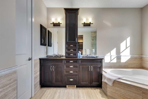 9318 14 Avenue Sw, Calgary, AB - Indoor Photo Showing Bathroom