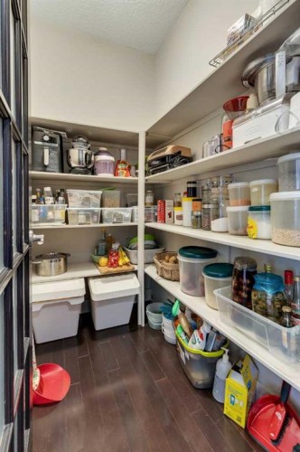 9318 14 Avenue Sw, Calgary, AB - Indoor With Storage