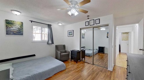 315 Pinecrest Crescent Ne, Calgary, AB - Indoor Photo Showing Bedroom