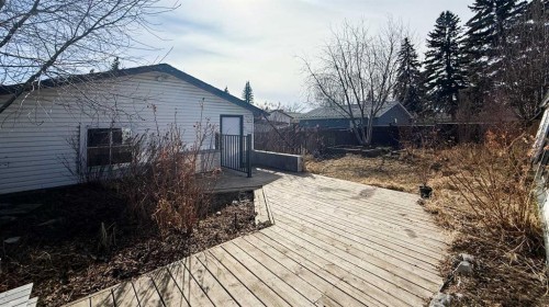 315 Pinecrest Crescent Ne, Calgary, AB - Outdoor