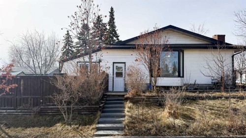 315 Pinecrest Crescent Ne, Calgary, AB - Outdoor