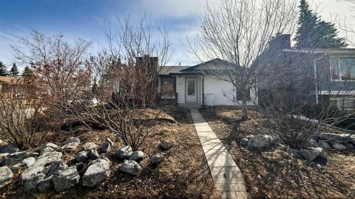 315 Pinecrest Crescent Ne, Calgary, AB - Outdoor