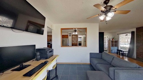 315 Pinecrest Crescent Ne, Calgary, AB - Indoor Photo Showing Living Room
