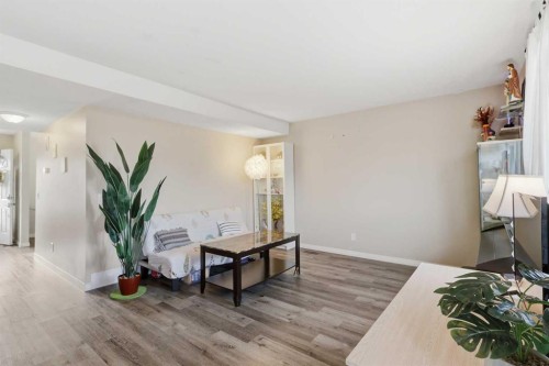 37-6020 Temple Drive Ne, Calgary, AB - Indoor Photo Showing Bedroom