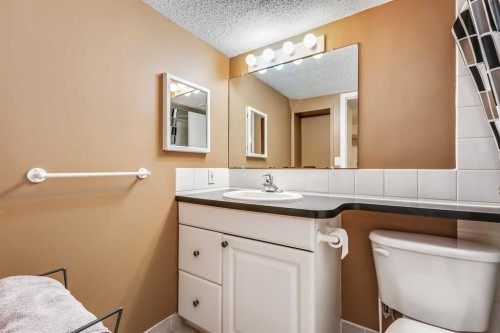 409 12 Avenue Nw, Calgary, AB - Indoor Photo Showing Bathroom