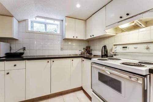 409 12 Avenue Nw, Calgary, AB - Indoor Photo Showing Kitchen